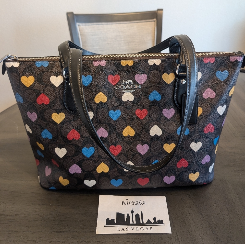 Coach Gallery Tote - Signature Canvas Heart Print